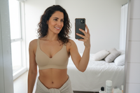 génére moi une femme espagnole qui se fait un selfie avec un soutif lissant le dos pour un avis client 